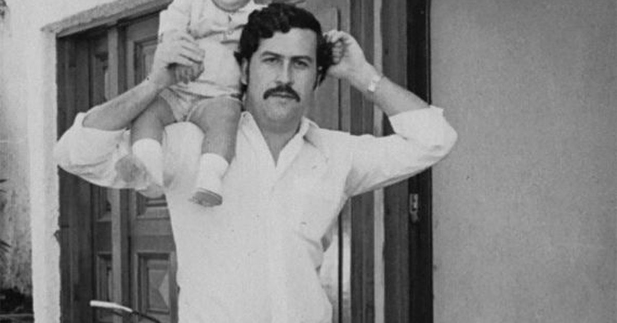b24ef7f1ae08f4dee03bf0ae9df7c418-std1200 foto real pablo escobar