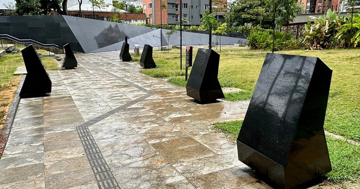 inflexion-memorial-park-std1200 foto real parque inflexion edificio monaco memorial victimas